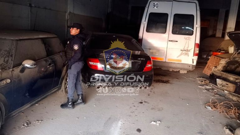 Por una balacera en Neuquén, dieron con un depósito de autos abandonados y dos robados en la casa de un gitano
