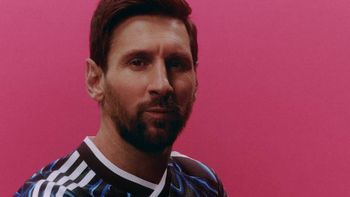 con messi como modelo, la seleccion presento la camiseta alternativa para el mundial: como es y cuanto cuesta con messi como modelo, la seleccion presento la camiseta alternativa para el mundial: como es y cuanto cuesta