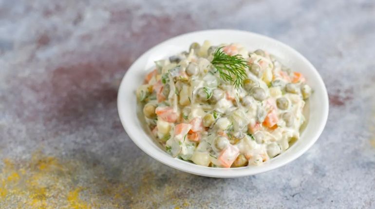 La ensalada rusa más liviana y saludable: cómo hacer esta receta ideal para las Fiestas