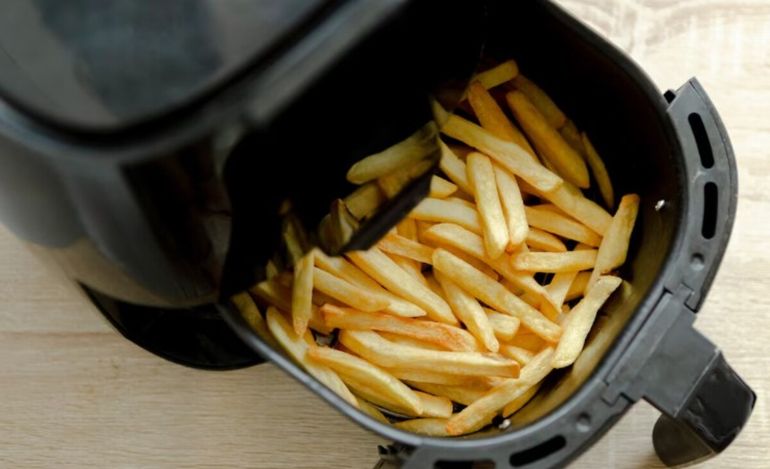 La freidora de aire -también conocida como Airfryer- es un electrodoméstico que nos permite cocinar o freír los alimentos sin la necesidad de sumergirlos en aceite. La freidora de aire -también conocida como Airfryer- es un electrodoméstico que nos permite cocinar o freír los alimentos sin la necesidad de sumergirlos en aceite.