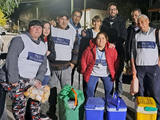 Voluntarios de Red Solidaria, listos para salir a repartir viandas por las calles de Neuquén.