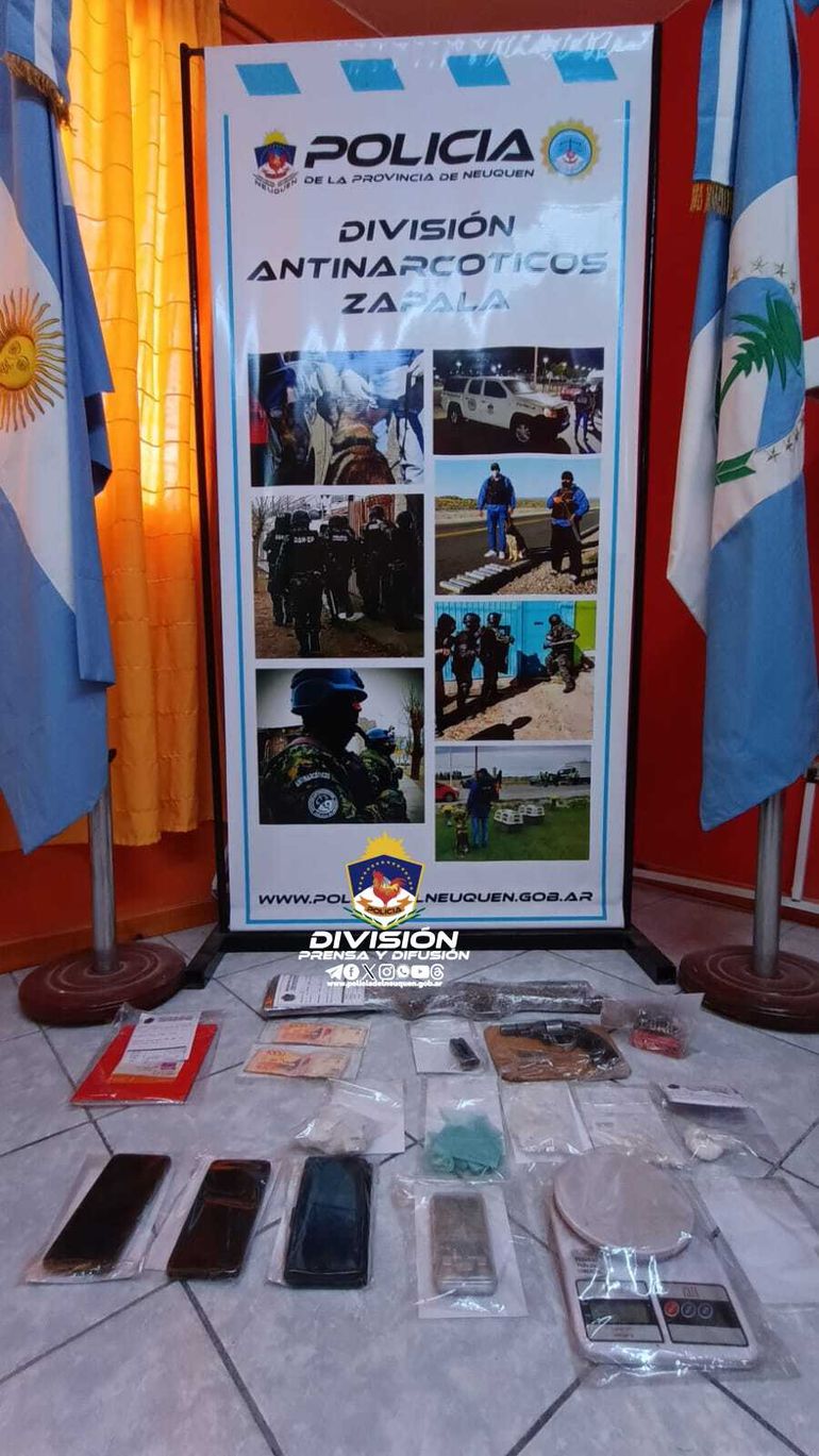 Los efectivos también secuestraron tres teléfonos celulares y dos balanzas durante el allanamiento. Los efectivos también secuestraron tres teléfonos celulares y dos balanzas durante el allanamiento.