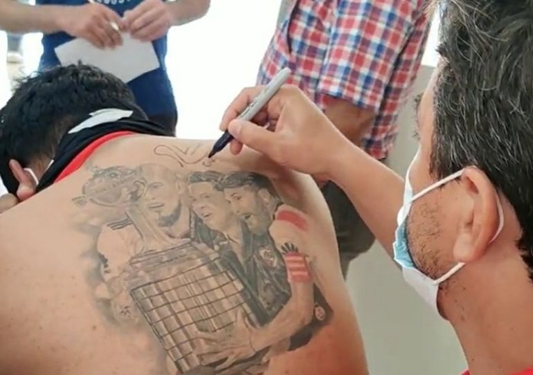 Gallardo le firmó la espalda a un hincha con un increíble tatuaje