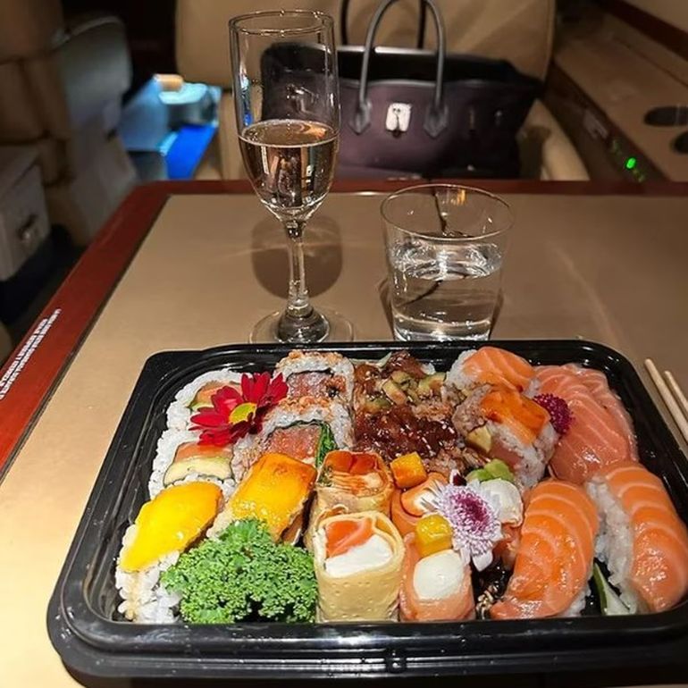 Durante el vuelo, Wanda y Mauro compartieron una bandeja de sushi. Durante el vuelo, Wanda y Mauro compartieron una bandeja de sushi.