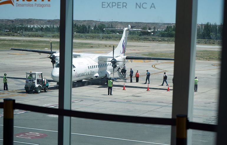 Fundada en 1983, American Jet realiza vuelos para empresas petroleras y mineras en la Patagonia. Fundada en 1983, American Jet realiza vuelos para empresas petroleras y mineras en la Patagonia.
