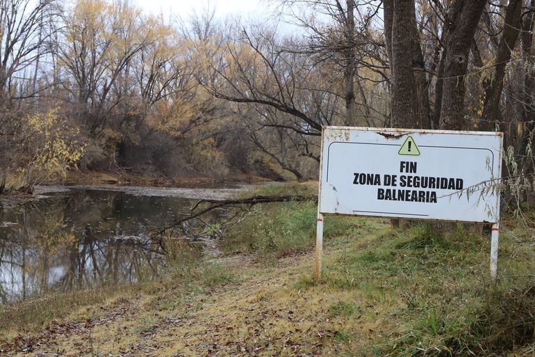 Sin agua viene el brazo del río Neuquén en el sector balenario. Sin agua viene el brazo del río Neuquén en el sector balenario.
