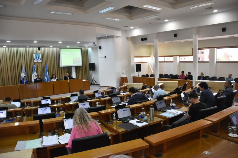 Sesión del Concejo Deliberante en la cual se aprobó una reestructuración presupuestaria para subsidiar el boleto de COLE. Sesión del Concejo Deliberante en la cual se aprobó una reestructuración presupuestaria para subsidiar el boleto de COLE.