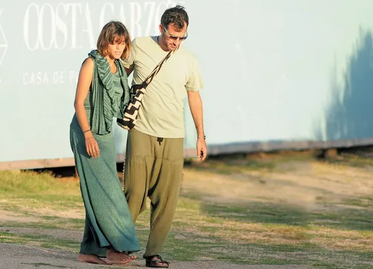 Calu Rivero espera un hijo con su pareja, Aíto de la Rúa, instalada en su casa de Punta del Este.