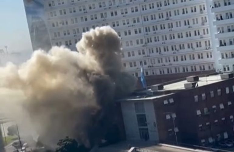 Incendio en un edificio de la Armada Argentina: bomberos evacuaron el lugar