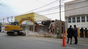 Demolieron un kiosco narco que funcionaba hace más de 20 años gestionado por una familia | LM Neuquen Demolieron un kiosco narco que funcionaba hace más de 20 años gestionado por una familia