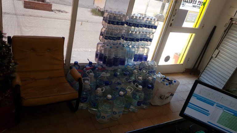 Taxistas recolectan agua para los brigadistas de Quillén