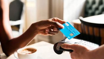 El gobierno habilitará el pago en QR en dólares, con débito y crédito.