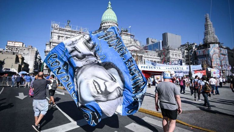 Suiza, chorizos, el Guasón y las patas en la fuente: las fotos y debate tuitero en la asunción de Alberto