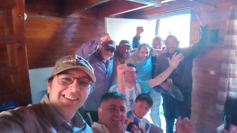 La aventura de conseguir señal y gritar los goles entre las cordilleras del Viento y de los Andes