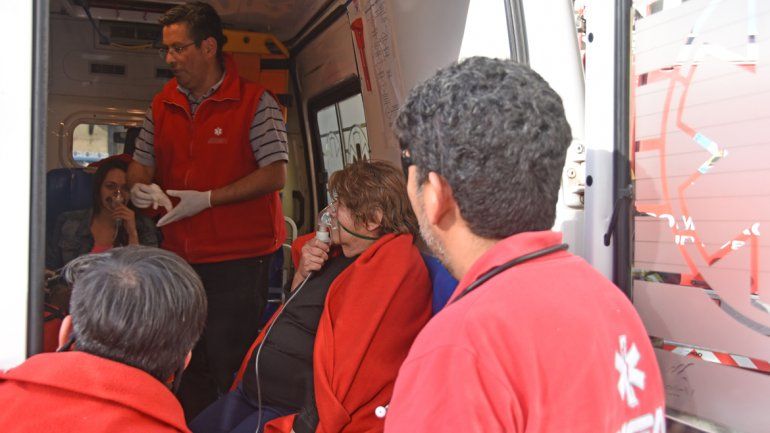 Unas diez personas debieron ser asistidas por el denso humo .