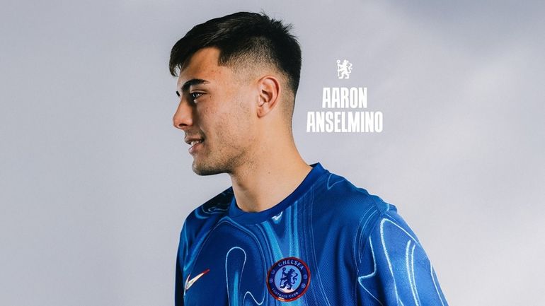 Aaron Anselmino con la camiseta del Chelsea Aaron Anselmino con la camiseta del Chelsea