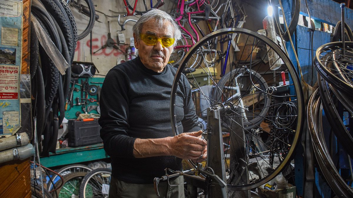 Pirincho la leyenda del bicicletero neuquino que lleva parchadas