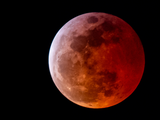 El eclipse lunar total, también conocido como luna de sangre fue tendencia en redes y se difundieron miles de fotos del fenómeno.
