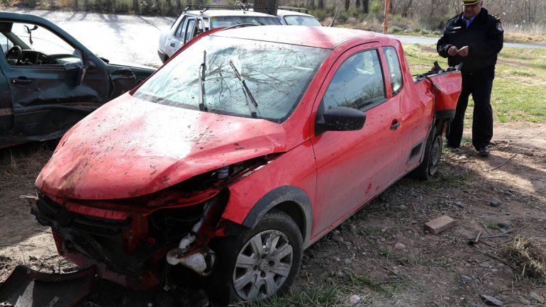 Un hombre murió al volcar con su camioneta cerca del puente Centenario - Cinco Saltos