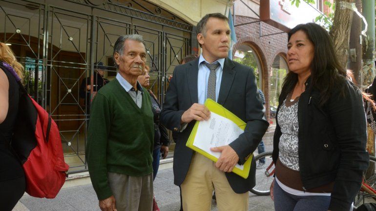 Familiares del joven desaparecido junto a su abogado defensor.&nbsp;