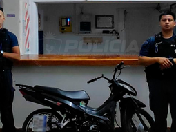 escapaba en una moto robada por la ruta del petroleo y la abandono para darse a la fuga por la barda escapaba en una moto robada por la ruta del petroleo y la abandono para darse a la fuga por la barda