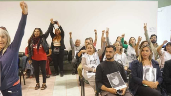 Los organismos de Derechos Humanos y sindicatos docentes dijeron presente en la primera audiencia del IX Juicio La Escuelita. Los organismos de Derechos Humanos y sindicatos docentes dijeron presente en la primera audiencia del IX Juicio La Escuelita.