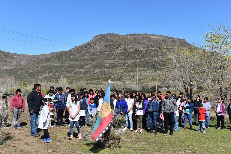 La escuela rural 299 se ubica en el paraje Cajón El Huecú, a 4 kilómetros de la localidad homónima de Neuquén. Se re inauguró el 17 de octubre,. un incendio había arrasado completamente La escuela rural 299 se ubica en el paraje Cajón El Huecú, a 4 kilómetros de la localidad homónima de Neuquén. Se re inauguró el 17 de octubre,. un incendio había arrasado completamente