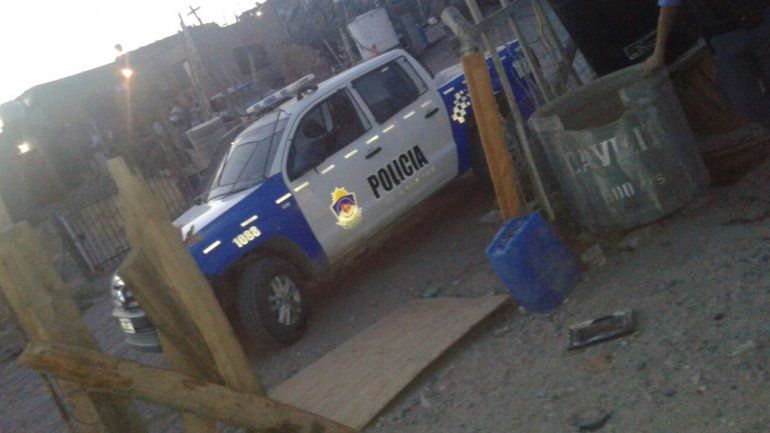 Un móvil policial custodia la casa de la joven en la toma 2 de Mayo. Las lesiones sufridas tras el ataque de la vecina.