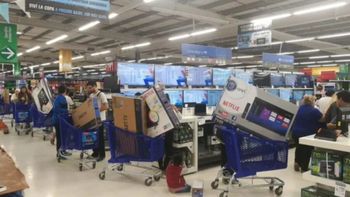La comparación entre Argentina y Chile en productos de tecnología reavivó la duda sobre si conviene o no viajar al país trasandino para hacer compras. La comparación entre Argentina y Chile en productos de tecnología reavivó la duda sobre si conviene o no viajar al país trasandino para hacer compras.