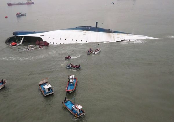 Seis muertos y 290 desaparecidos tras el naufragio de un ferry