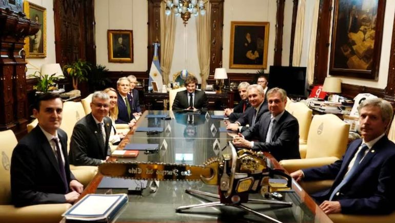 Javier Milei y su equipo económico se reunieron en Casa Rosaca con el Secretario del Tesoro Scott Bessent, quien alavó las medidas económicas del presidente.