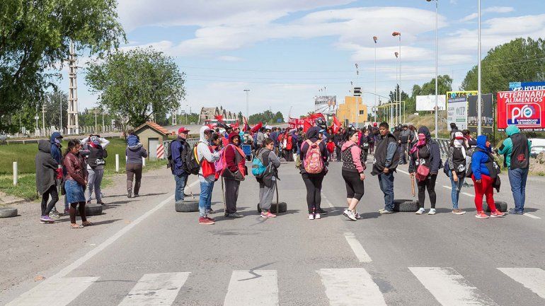 Pedido de ayuda social con corte en el puente carretero