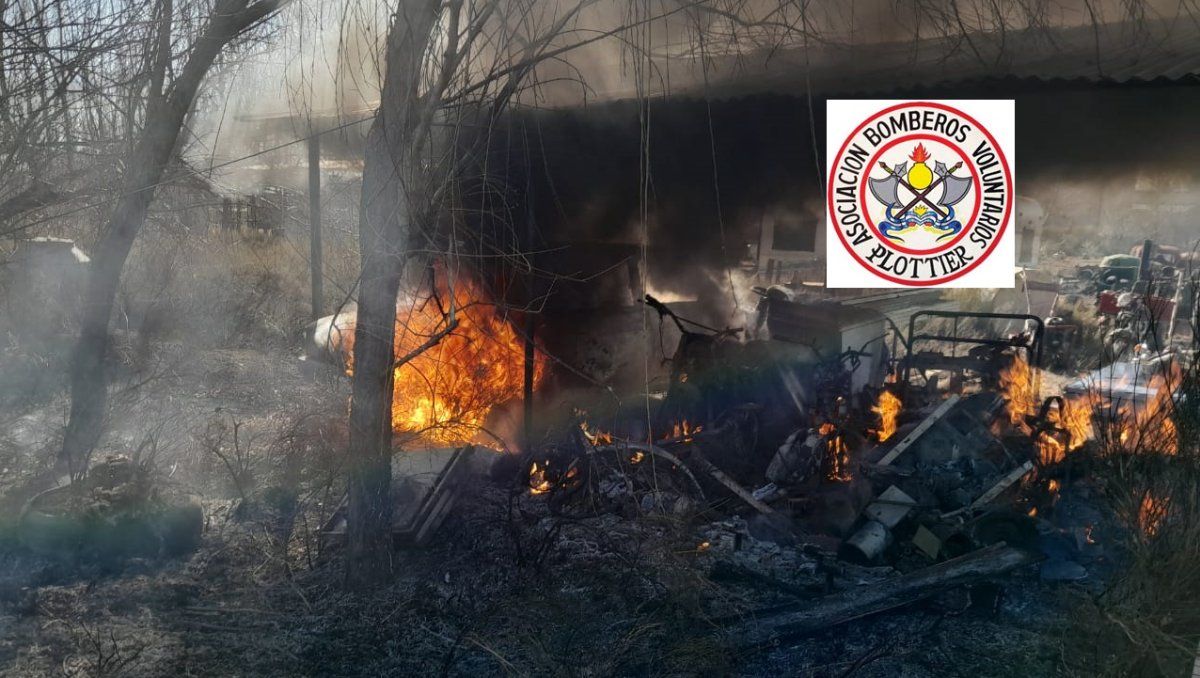 Un incendio arrasó con el galpón de una vivienda en Plottier