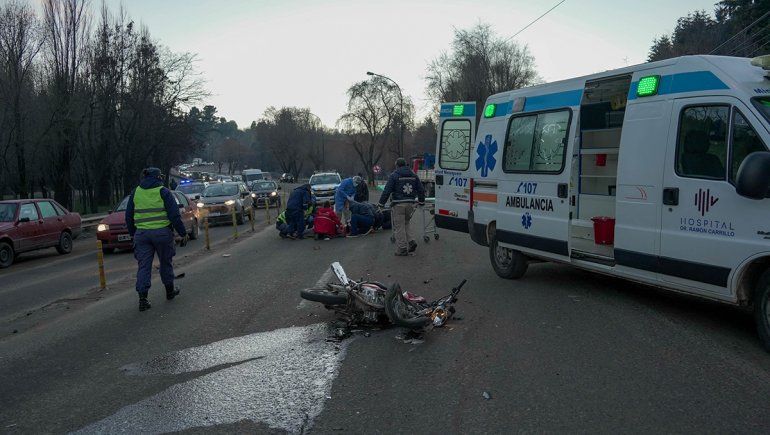 Una motociclista quiso adelantarse entre dos vehículos y terminó sobre la ruta