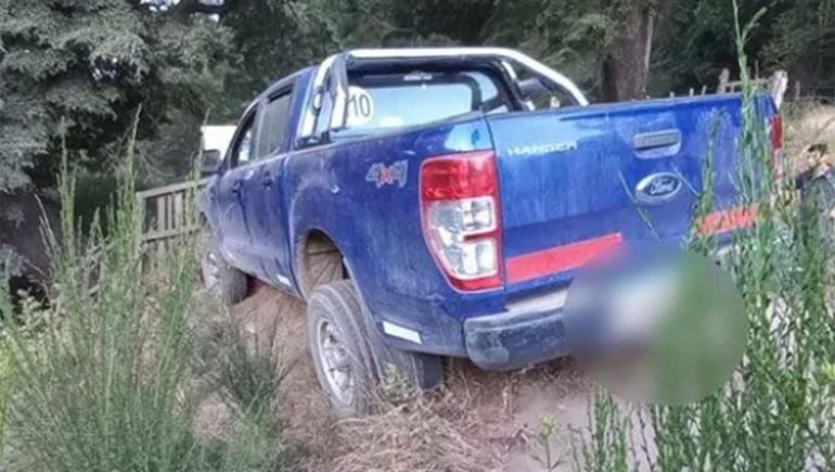 Circulaba por zona de montañas y tras una maniobra, quedó colgando en un precipicio