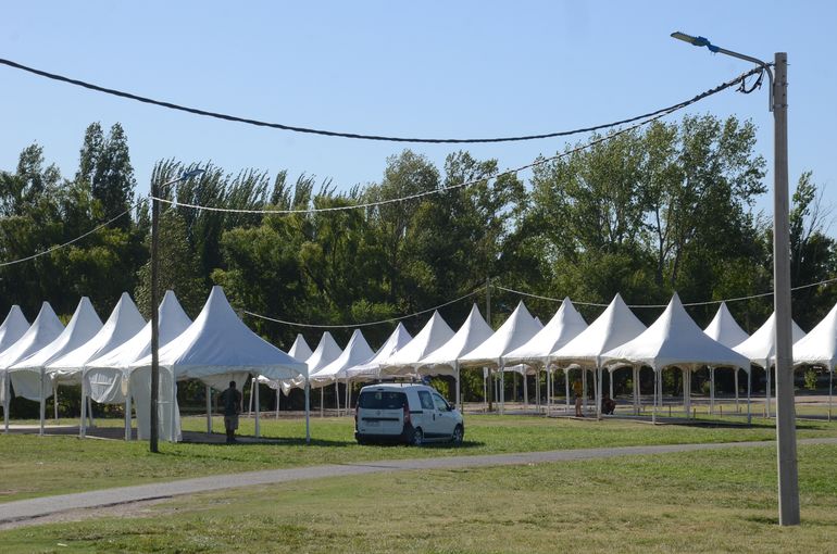 El predio de la Isla 132 en Neuquén se prepara para la Fiesta de la Confluencia 2024. El predio de la Isla 132 en Neuquén se prepara para la Fiesta de la Confluencia 2024.