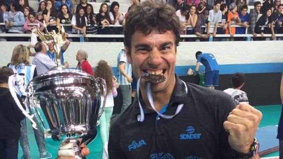 El neuquino, ayudante técnico, con la copa sudamericana en la selección.