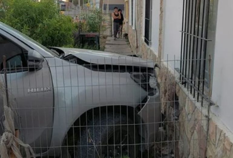 Comodoro Rivadavia: un conductor borracho se "tragó" una casa. Comodoro Rivadavia: un conductor borracho se "tragó" una casa.