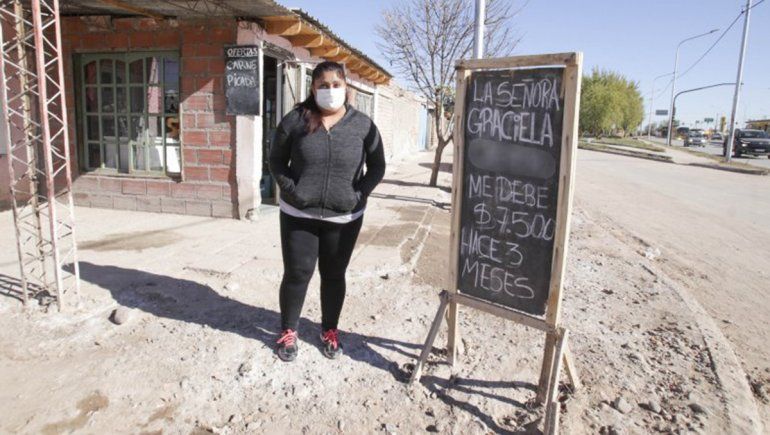 Se cansó de fiar y que no le paguen: mandó al frente a una vecina en la pizarra