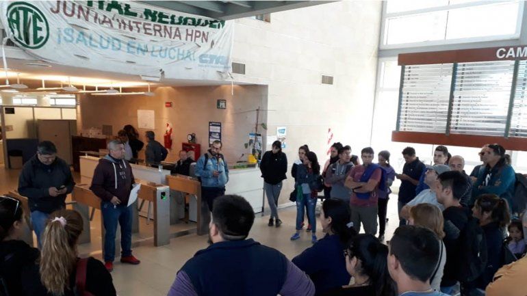 Personal del Castro Rendón de paro por reclamos salariales