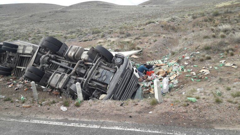 Tremendo vuelco de un camión de gaseosas en la Ruta 237