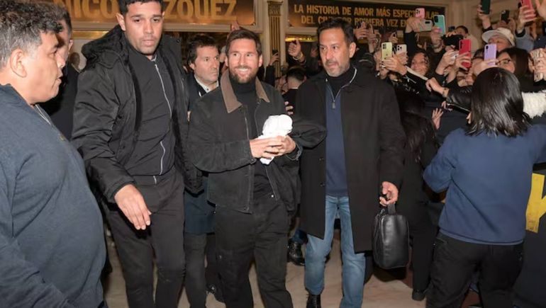 Lio Messi a la salida del teatro en Buenos Aires