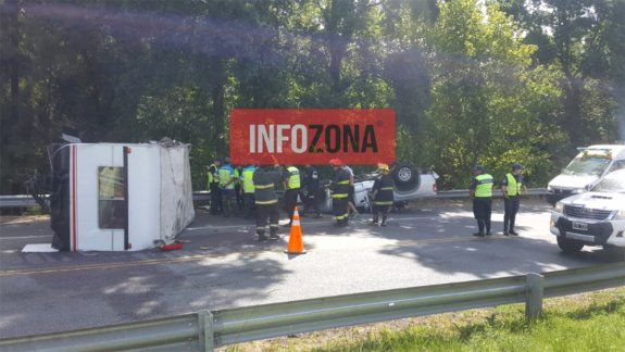 Micro chocó con una camioneta y un adolescente perdió una mano