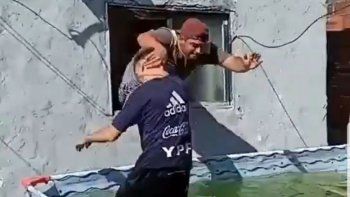 Papurri en plena acción. Un súper atleta con panza de birra en la pelopincho. Papurri en plena acción. Un súper atleta con panza de birra en la pelopincho.