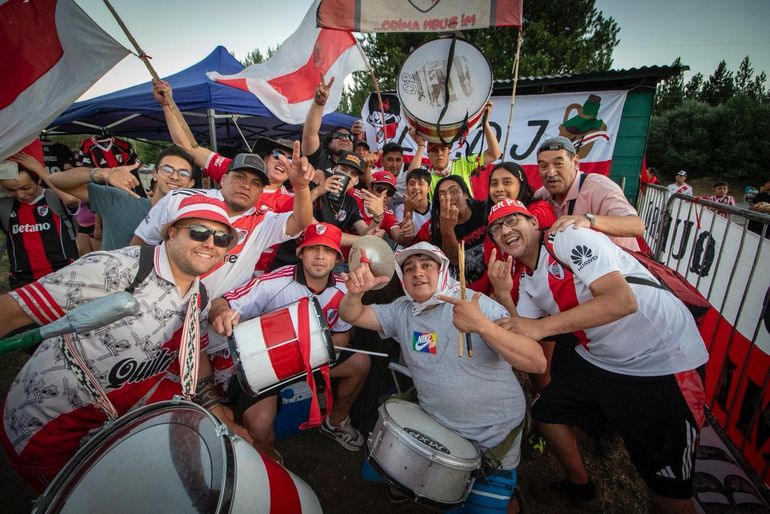 La gente de River se movilizó para recibir al plantel. Fotos: Fede Soto.