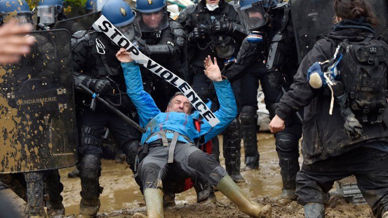 La fuerza de seguridad lanzó gases lacrimógenos y tuvo cero tolerancia con los ecologistas