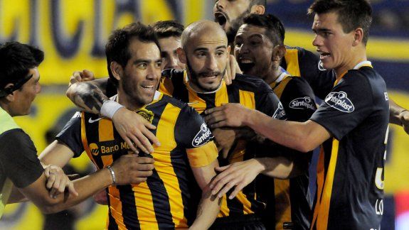 El trencito de la alegría, encabezado por el Chelito Delgado, que hizo uno de los goles rosarinos.&nbsp; Pinola y los pibes canallas se suman al festejo. Desahogo de Central.