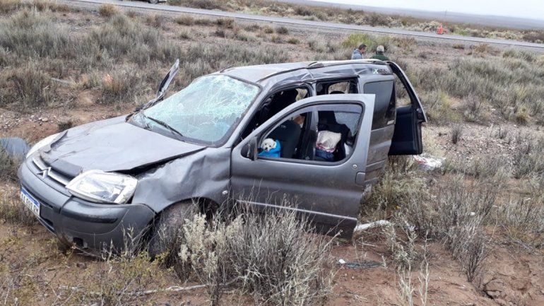 Intentó sobrepasar a un colectivo, pero perdió el control y volcó