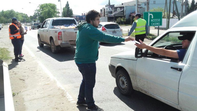 Familiares de Rodrigo Hredil reparten volantes en los puentes carreteros
