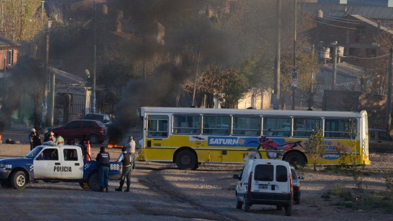 Denunciarán a vecinos por retener un colectivo en un barrio